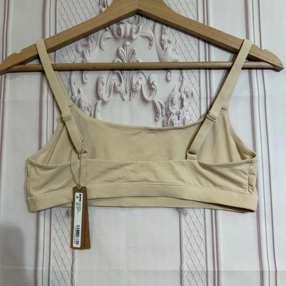 SKIMS Fits Everybody Scoop Neck Bralette Bra Size Medium In Sand NWT - Picture 3 of 6